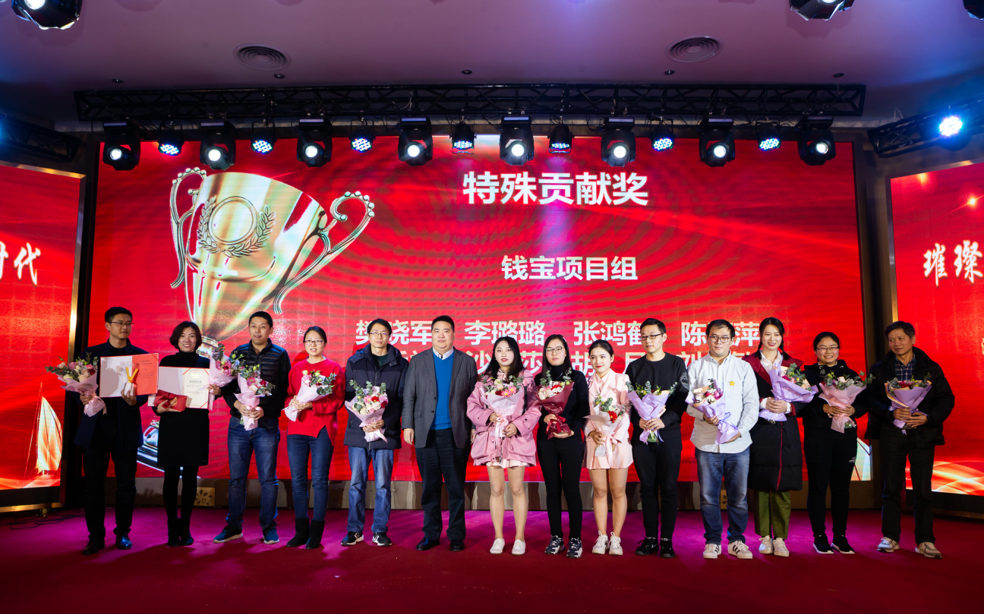 喬久華董事長(zhǎng)與獲獎(jiǎng)